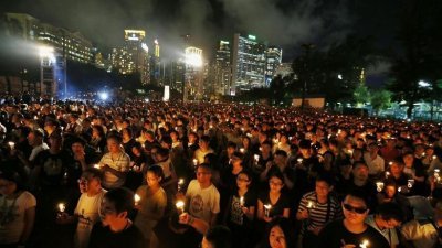 从1990年到2019年，香港维园“六四”烛光晚会一直是全球纪念“六四”活动中最为引人注目的一个景观。图为香港民众于2014年在维园纪念“六四”25周年时的情况。（图取自路透社档案照）