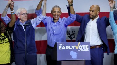 民主党籍的美国前总统奥巴马（中）于上周六到密西根州，为同党候选人拉票。左为威斯康星州州长埃弗斯，右为参议院民主党候选人巴恩斯。（图取自法新社）