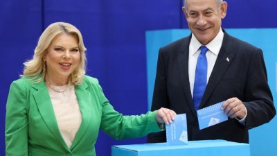 以色列前总理内塔尼亚胡（右）与他的妻子于当地时间周二，在耶路撒冷的一个投票站投票。（图取自法新社）