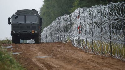 波兰去年在与白罗斯接壤的边界围起铁丝网，防止非法移民入境。（图取自路透社）