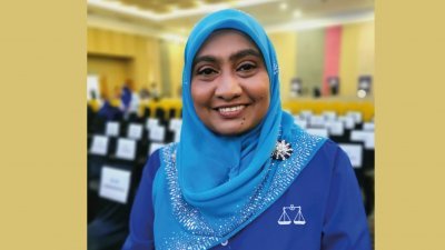 大马人民力量党太平区部主席哈密达穿印有国阵（BN）字体的蓝色制服，坐在大会安排的国州议席候选人座位，等候沙拉尼宣布霹雳州候选人名单。