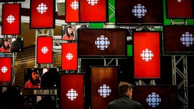 一名男子坐在多伦多的加拿大广播公司 (CBC) 广播中心内。（档案照）