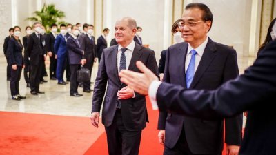 中国总理李克强（右）周五在北京人民大会堂，会见来访的德国总理肖尔茨。（图取自路透社）