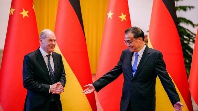 中国总理李克强（右）周五在北京人民大会堂，会见来访的德国总理肖尔茨。（图取自路透社）