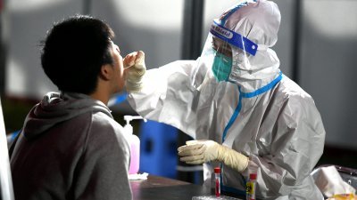 医护人员在福建省福州市，给民众做核酸采样。（图取自中新社）