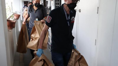 搜证人员带走了5个大牛皮纸袋，相信收集了不少证物。
