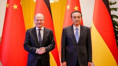 德国总理肖尔茨（左）在与中国总理李克强举行的联合记者会上说，中德同意密切合作抗击疫情，包括批准在中国的外籍人士接种BioNTech疫苗。（图取自路透社）