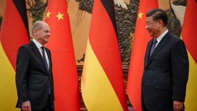 德国总理肖尔茨（左）周五在北京人民大会堂会见中国国家主席习近平。（图取自路透社）