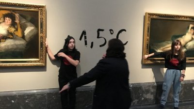 2名气候行动主义者周六各将一只手黏在西班牙浪漫主义画派大师哥雅的2幅画作外框上，抗议人类在面对全球暖化上毫无作为。（FuturoVegetal/路透社）