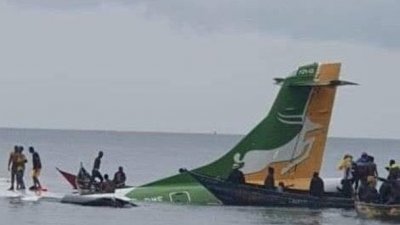肇事客机在维多尼亚湖坠毁。