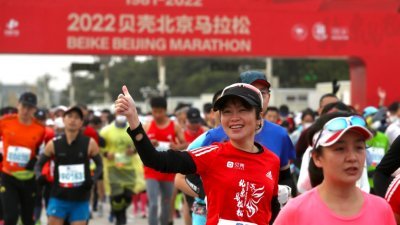 2022北京马拉松赛周日在北京天安门广场开跑，是继北京冬奥会后，北京举办的第一场大型群众性体育赛事，外界多将这场赛事视为生活复常的信号。（图取自中新社）