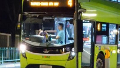 马赛地轿车司机不仅对巴士司机隔空叫嚣，还冲上巴士夺走司机的手机，扔到路上。（视频截图）