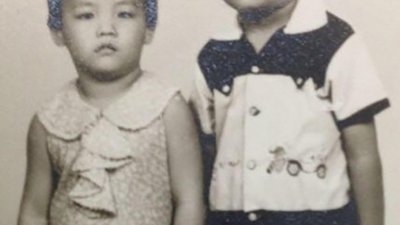 廖文财（右）与妹妹廖秀蓉（左）儿时的照片。（受访者提供）