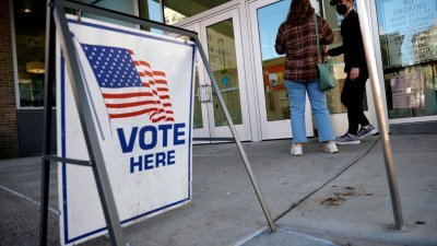 选民于当地时间周日在威斯康星州密尔沃基举行的提前投票的最后一天，抵达麦迪逊中央公共图书馆进行缺席投票。（图取自法新社）