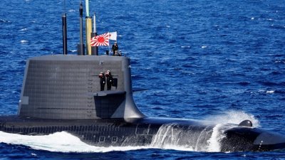 参与国际海上阅兵的日本海上自卫队潜艇悬挂著“旭日旗”。（图取自路透社）