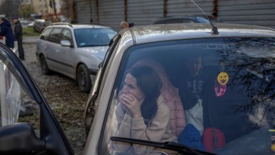 一名乌克兰妇女和家人于上周六，试图逃离俄军控制的赫尔松后抵达扎波罗热。（图取自法新社）