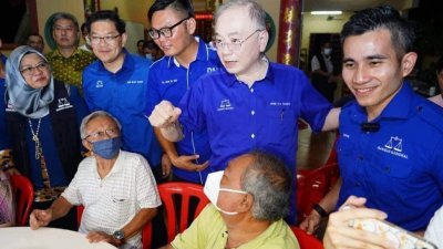 魏家祥（右2）向选民介绍3名马六甲国席候选人，左2起为林万锋、高启尧和沙里尔韩丹。