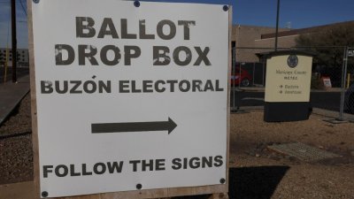 在美国亚利桑那州凤凰城，指示选民前往马里科帕县官方投票箱的标志。（图取自路透社）