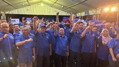多名国阵领袖和候选人出席宣布霹雳国阵宣言活动。
