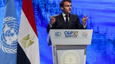 法国总统马克龙在第27届联合国气候变化大会上致辞。（图取自法新社）
