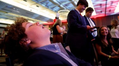 美国佐治亚州共和党候选人沃克在亚特兰大一家酒店举行选举晚会，与支持者一同观看选举结果，现场有一名小孩累得睡著。（图取自路透社）