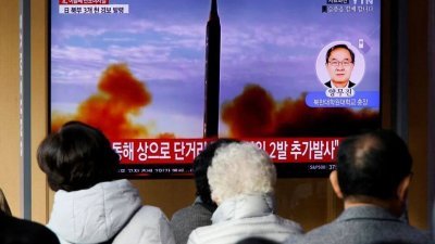 朝鲜9日向东海发射一枚不明弹道导弹。图为朝鲜3日发射弹道飞弹，韩国首尔民众关注新闻报导。（图取自路透社）