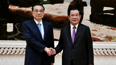 中国总理李克强（左）周三在金边和平大厦同洪森见面并举行会谈。（图取自柬埔寨内阁/路透社）