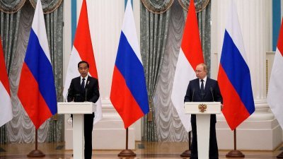 俄罗斯总统普京（右）将不会出席在印尼巴厘岛举行的G20峰会。图为印尼总统佐科（左）6月30日出访莫斯科时，与普京举行联合记者会。（路透社档案照）
