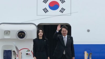 尹锡悦与夫人金建希于今年9月中旬从首尔机场搭乘“空军一号”专机飞往英国。（图取自网络）