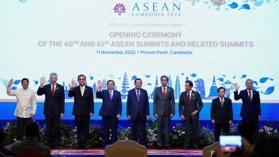 东盟领导人周五在柬埔寨首都金边举行的第40届、第41届东盟峰会开幕式上合影。（图取自路透社）