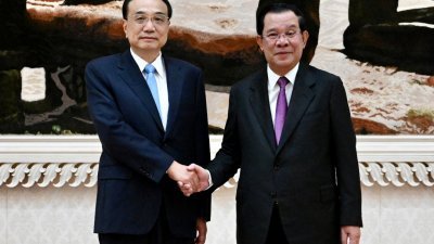 中国总理李克强（左）周三在金边和平大厦同柬埔寨首相洪森见面并举行会谈。（图取自柬埔寨内阁/法新社）