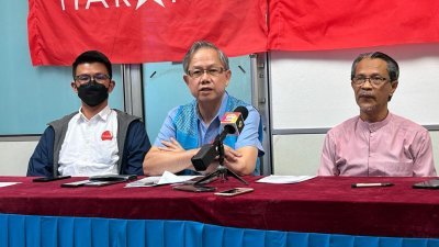 陈家兴（左起）、李文材和阿都拉辛召开新闻发布会剑指10个霹雳公正党上阵的州席具胜算。