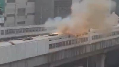 周五上午，有网民拍摄到上海地铁11号线冒出烟雾、响声和火光的画面。（网传视频截图）