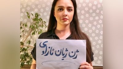 伊朗影坛巨星塔兰妮阿莉多丝蒂周三在社群媒体上传自己未戴头巾、露出一头长的照片，手持以库德语写著“女性、生命、自由”标语。（图取自Instagram/路透社）