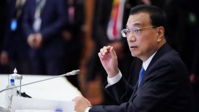中国总理李克强周五在柬埔寨首都金边，出席第25次中国-东盟领导人会议。（图取自路透社）