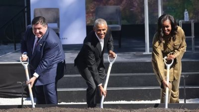 伊利诺伊州州长普里茨克（左）、前总统奥巴马和夫人米歇尔去年9月，出席中心破土动工仪式。（GETTY IMAGES/BBC）
