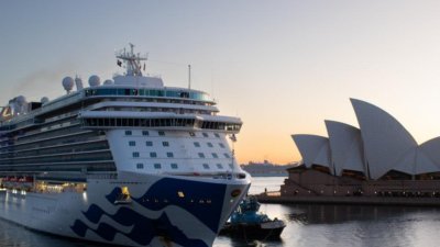 爆发新冠肺炎疫情的“盛世公主”号邮轮，周六清晨驶入悉尼的码头。（图取自网络）
