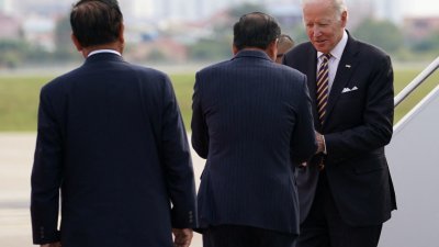 美国总统拜登周六抵达柬埔寨，预计将会和日本及韩国领袖进行会谈。（路透社）