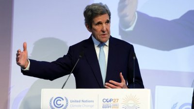 美国气候特使克里周六在第27届联合国气候变化大会的记者会上发言。（图取自法新社）