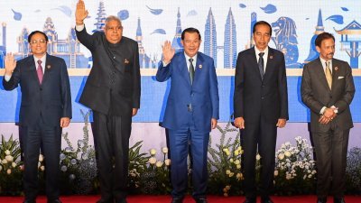 （左起）越南总理范明政、印尼副总统丹卡尔、柬埔寨首相洪森、印尼总统佐科以及汶莱苏丹博尔基亚周六在东盟-印度峰会上进行大合照。（图取自法新社）