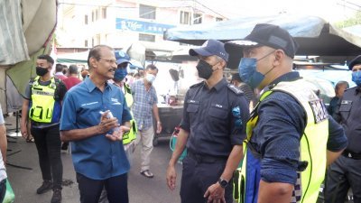 苏海利（左2）周日巡视峇都兰樟巴刹巡视时，聆听国盟助选团讲解拜票工作。