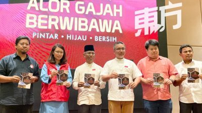 纳兹里（左起）、林秀凌、哈山峇哈隆、阿德里、杨胜利及阿斯拉展示第15届大选竞选宣言。