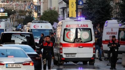 土耳其伊斯坦布尔市中心13日发生爆炸，目前已知4人死亡、38人受伤。救护车已紧急赶往事发地点。（图取自路透社）