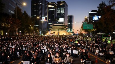 5日，在韩国首尔市政厅广场上，民众自发参与烛光守夜活动，纪念在梨泰院踩踏事件逝去的受害者。（路透社）