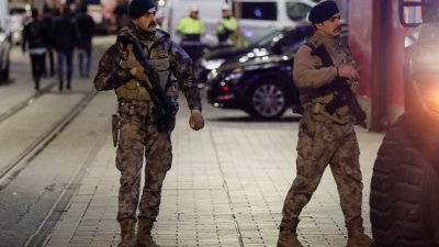 土耳其伊斯坦布尔繁忙的购物街发生爆炸后，安全部队成员在现场附近守卫。（图取自路透社）