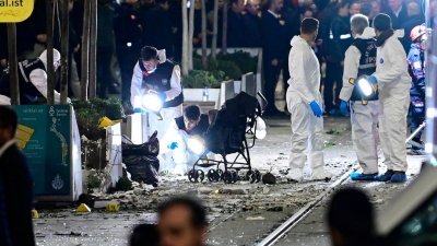 土耳其伊斯布尔上周日发生爆炸事件，造成6死及81伤。爆炸发生后法医成员在现场搜证。（图取自法新社）