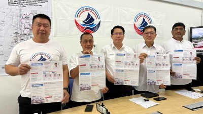吴俊强（左起）、法勿兹、王敬文、黄泉安及拉文展示民兴党的“槟州5246行动计划”宣传册子。