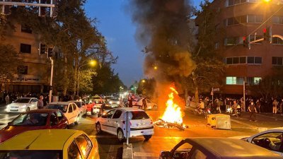 日前在抗议库德族女子阿米尼之死的示威期间，一辆警用摩哆被纵火烧毁。（路透社档案照）