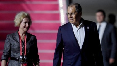 俄罗斯外交部长拉夫罗夫（右）上周日抵达印尼度假胜地巴厘岛，以代表总统普京参加二十国（G20）峰会。（图取自法新社）
