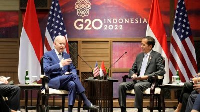 美国总统拜登（左）周一与印尼总统佐科会晤，并宣布多项在印尼的投资。（图取自路透社）